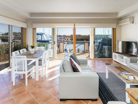 Stunning 3 Bedroom Villa At Hope Harbour Marina - New Castle Holiday 0