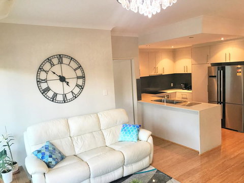 Stylish 2x2 W/ Carpark In Perth - New Castle Holiday 2