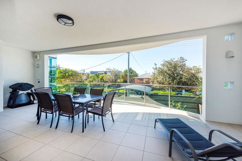 Stylish Beach Side Apartment - Unit 5 - 33 Lorikeet Drive - New Castle Holiday 1
