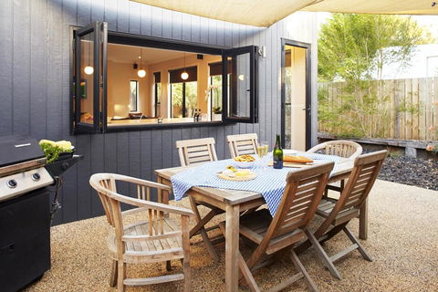 Stylish Living- Fireplace, WiFi, Linen, 4 Bdrm, Beach 850m - New Castle Holiday 3