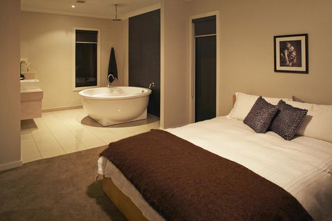 Stylish Living- Fireplace, WiFi, Linen, 4 Bdrm, Beach 850m - New Castle Holiday 2