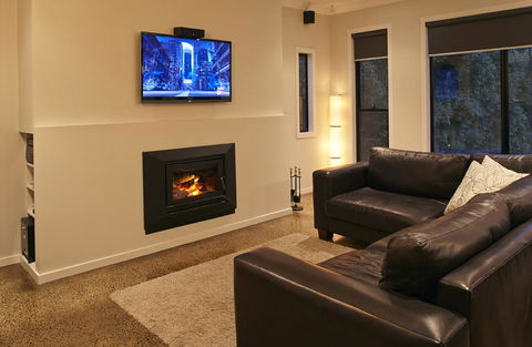 Stylish Living- Fireplace, WiFi, Linen, 4 Bdrm, Beach 850m - New Castle Holiday 1