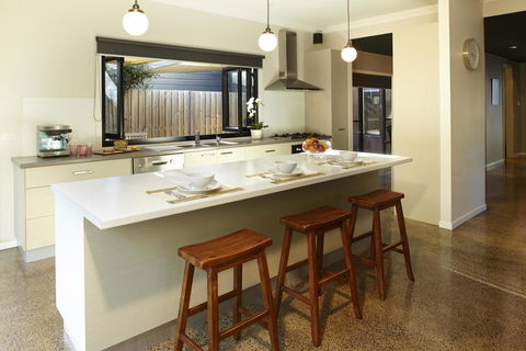 Stylish Living- Fireplace, WiFi, Linen, 4 Bdrm, Beach 850m - New Castle Holiday 0
