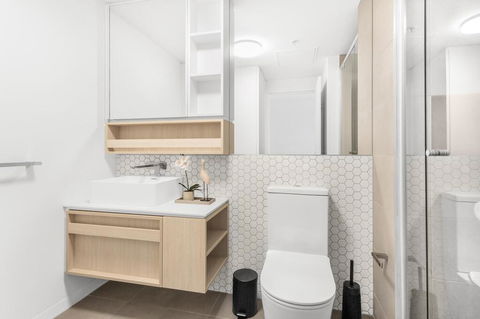 Stylish One-Bed Apartment With Balcony And Parking - New Castle Holiday 3