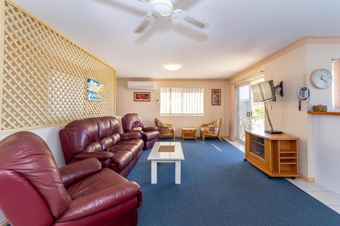 Stylish Unit Opposite Foreshore - Sylvan Beach Esp, Bellara - New Castle Holiday 0