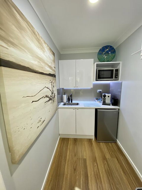 STYLISH UNIT - CLOSE TO DREAMWORLD - New Castle Holiday 3