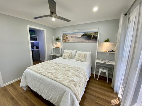 STYLISH UNIT - CLOSE TO DREAMWORLD - New Castle Holiday 1