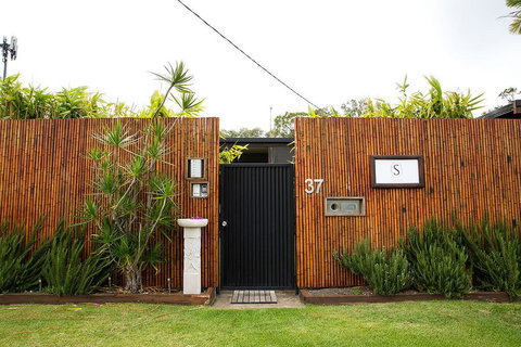 Suburban Sanctuary - New Castle Holiday 0