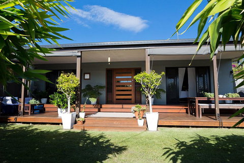 Suburban Sanctuary - New Castle Holiday 2