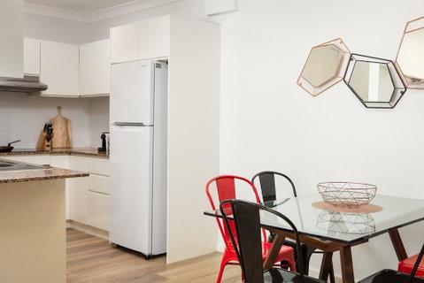Suburban Two-bed Apartment With Parking And Patio - New Castle Holiday 2