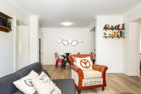 Suburban Two-bed Apartment With Parking And Patio - New Castle Holiday 1