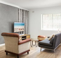 Suburban Two-bed Apartment with Parking and Patio - New Castle Holiday