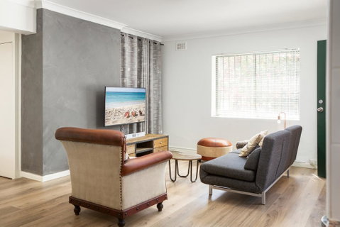 Suburban Two-bed Apartment With Parking And Patio - New Castle Holiday 0