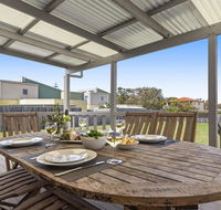 Summer Breeze - clean and simple 200m to beach - New Castle Holiday