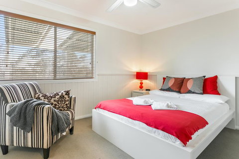 Sunflower Cottage - New Castle Holiday 3