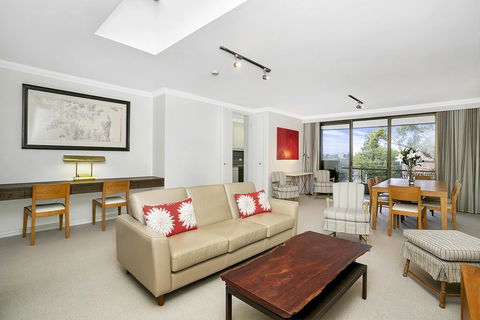 Sunny And Spacious Two Bedroom Apartment - SPF13 - New Castle Holiday 0