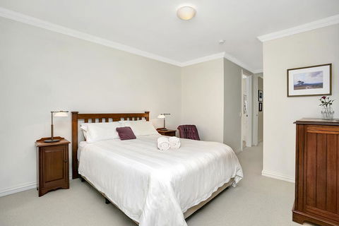 Sunny And Spacious Two Bedroom Apartment - SPF13 - New Castle Holiday 2
