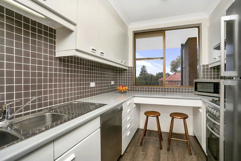 Sunny And Spacious Two Bedroom Apartment - SPF13 - New Castle Holiday 3