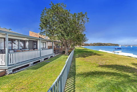 Sunset Beach House - Soldiers Point Sleeps 9 - New Castle Holiday 1