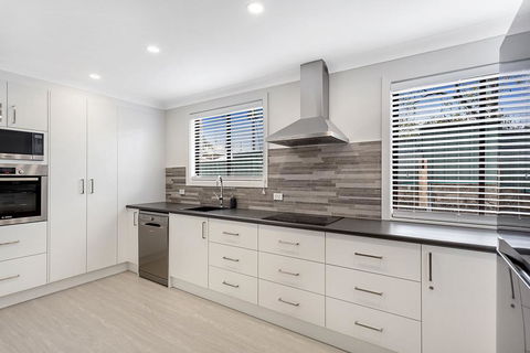 Sunset Beach House - Soldiers Point Sleeps 9 - New Castle Holiday 3