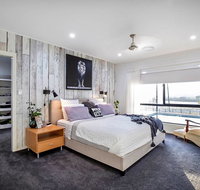 Sunset Penthouse Couples Retreat close to Airlie Beach Champagne on arrival - New Castle Holiday