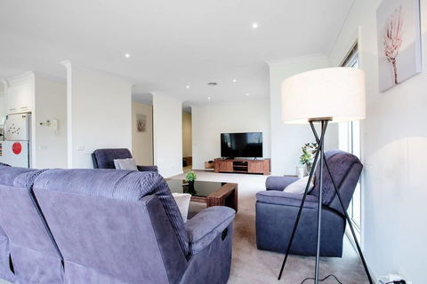Superb Luxe 5BR House@Point Cook Near Lake - New Castle Holiday 3