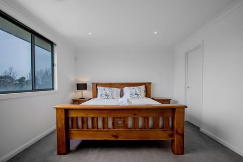 Superb Luxe 5BR House@Point Cook Near Lake - New Castle Holiday 1