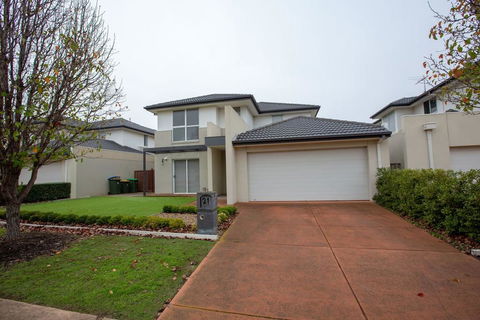 Superb Luxe 5BR House@Point Cook Near Lake - New Castle Holiday 0