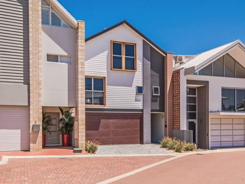 Surf And Sun In Silver Sands - New Castle Holiday 3