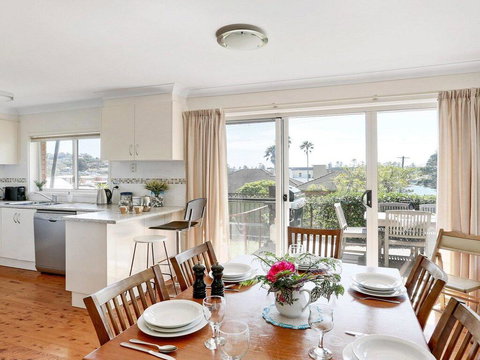 Surf Beach Views - Quiet Position, Close To Beach - New Castle Holiday 1