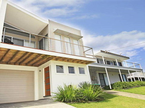 Surf Mist - Contemporary Seaside Duplex - New Castle Holiday 0