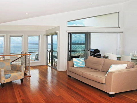 Surf Mist - Contemporary Seaside Duplex - New Castle Holiday 2