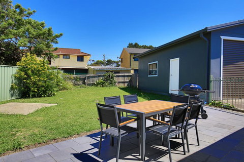 Surf Shack - Pet Friendly - 1 Min Walk To Beach - New Castle Holiday 1