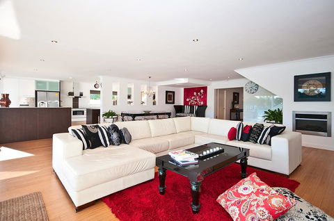 Surfers Paradise Escape - Waterfront House - New Castle Holiday 1