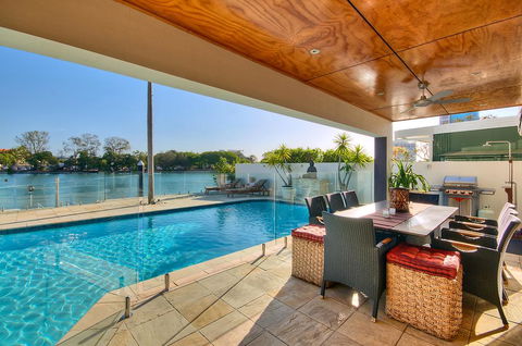Surfers Paradise Escape - Waterfront House - New Castle Holiday 2