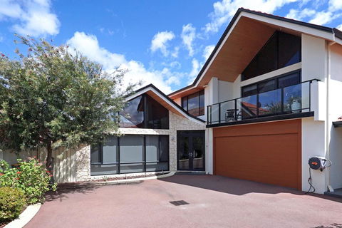 Swanriver Applecross Shortstays - New Castle Holiday 0