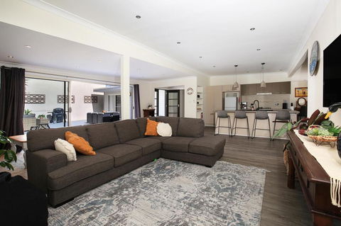 Swanway - Pet Friendly - 10 Min Walk To Beach - New Castle Holiday 0