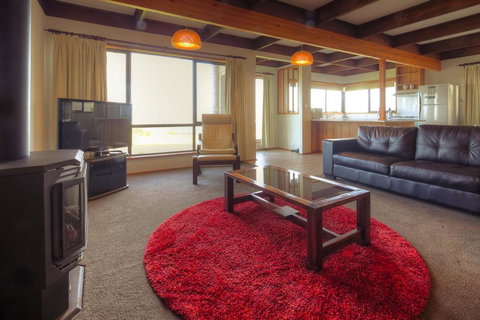 Swimmers Rest - Uninterrupted Panoramic Ocean Views - 1 Bedroom - New Castle Holiday 2