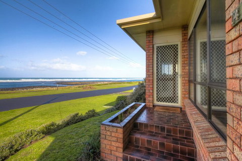 Swimmers Rest - Uninterrupted Panoramic Ocean Views - 1 Bedroom - New Castle Holiday 0