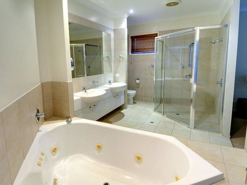 Tarcoola 41 - 5 BDRM Canal Home With Pool - New Castle Holiday 2