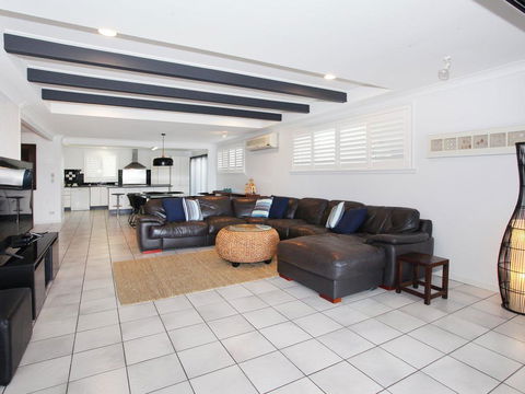 Tarcoola 49 - 4 BDRM Canal Home With Pool - New Castle Holiday 1