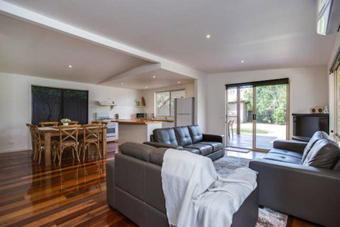 Tasman Surf House - So Close To The Beach - New Castle Holiday 3