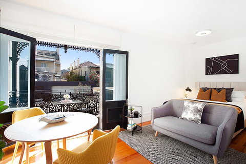 Tasteful Modern Studio 2.3Km From City Centre - New Castle Holiday 0