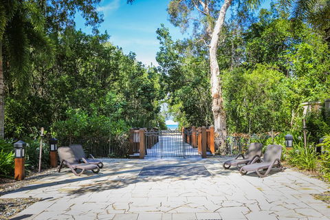 Temple 121 Modern Spacious Palm Cove 2 Brm 2 Bth Resort Apartment With Courtyard - New Castle Holiday 1