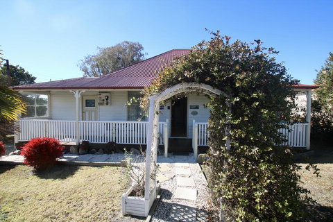 Tenterfield Historic C1895 Cottage - New Castle Holiday 1