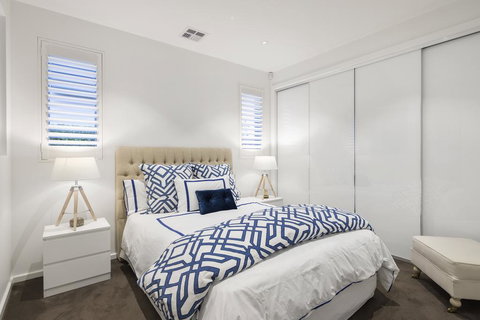 The Aston - New Castle Holiday 1