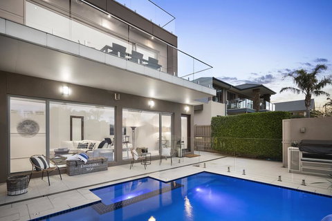 The Aston - New Castle Holiday 0