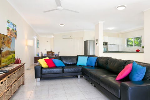 The Beach House 3BR Waterfront Apartment, Own WIFI - New Castle Holiday 3