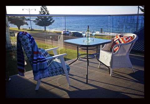 Penguin Beachfront Apartments - New Castle Holiday 8
