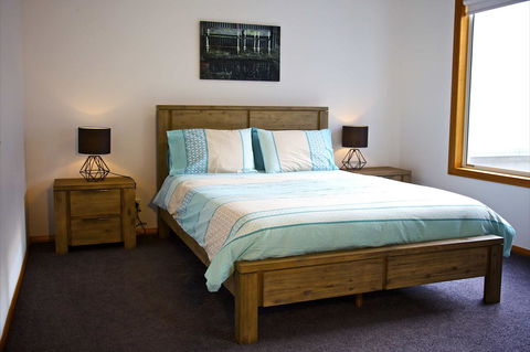 Penguin Beachfront Apartments - New Castle Holiday 10